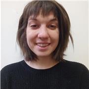 Etologa partisce lezioni di scienze naturali/biologia per studenti di scuole medie e licei